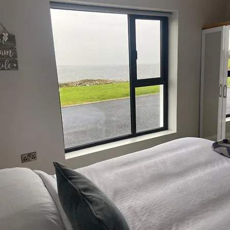 Spectacular Ocean Views & Minutes To Cliffs- Clahane Shore Holiday home *