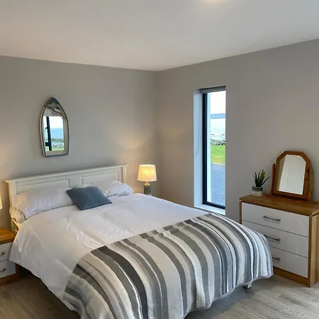 Dom wakacyjny Spectacular Ocean Views & Minutes To Cliffs- Clahane Shore *