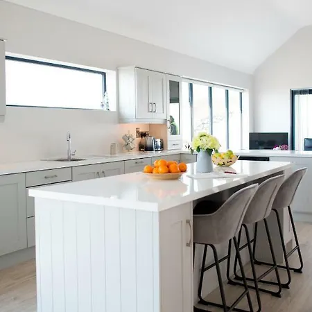 Дом отдыха Spectacular Ocean Views & Minutes To Cliffs- Clahane Shore *