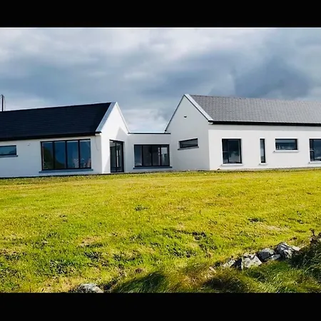 Дом отдыха Spectacular Ocean Views & Minutes To Cliffs- Clahane Shore *