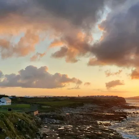 Дом отдыха Spectacular Ocean Views & Minutes To Cliffs- Clahane Shore Лисканнор