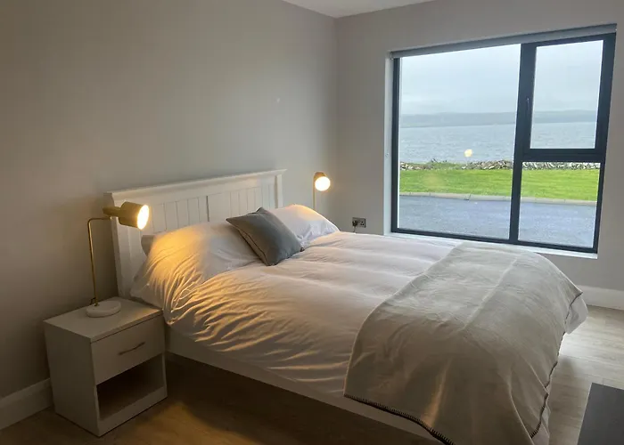 Holiday home Spectacular Ocean Views & Minutes To Cliffs- Clahane Shore